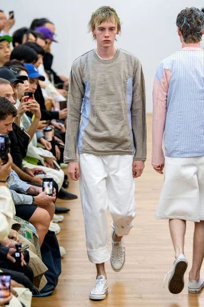 Look 16